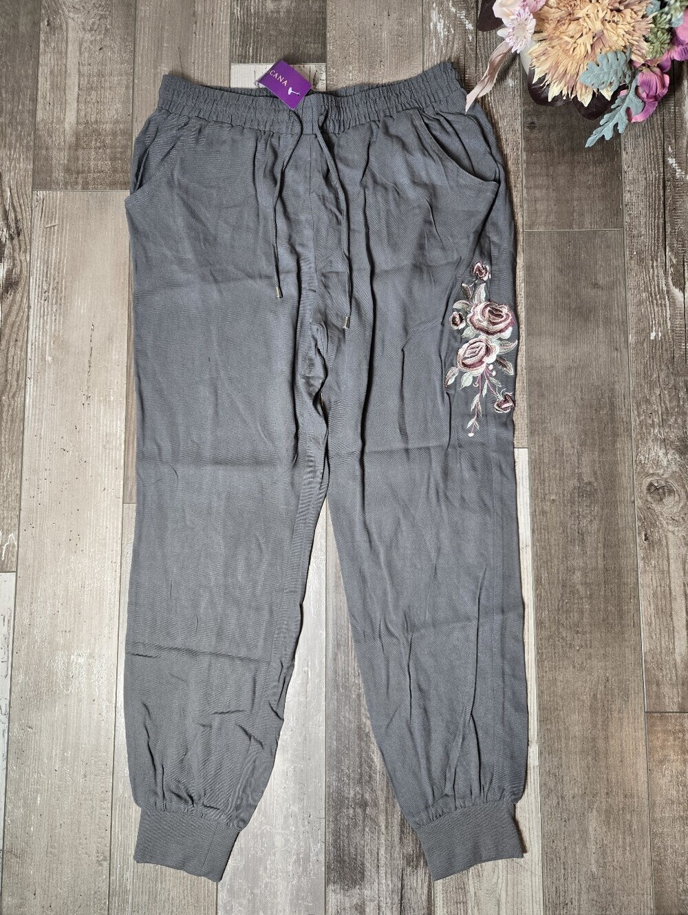 NWT LASCANA Gray Floral Embroidered Joggers – Women’s Size 6